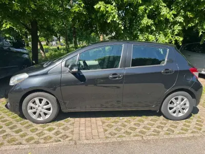 Usata Toyota Yaris Lounge 99 CV (72 kW) 2013 Utilitaria