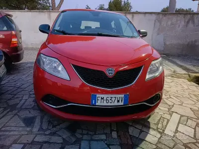 Usata Lancia Ypsilon Silver 69 CV (50 kW) 2018 Rosso Utilitaria