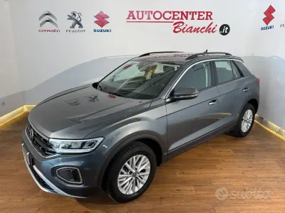 Usata VW T-Roc Life 150 CV (110 kW) 2023 Rosso SUV