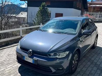 Usata VW Polo Life 95 CV (69 kW) 2023 Grigio Utilitaria