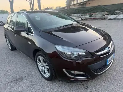 Usata Opel Astra Cosmo 135 CV (99 kW) 2014 Marrone Station wagon