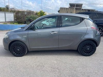 Usata Lancia Ypsilon 69 CV (50 kW) 2012 Grigio scuro Utilitaria