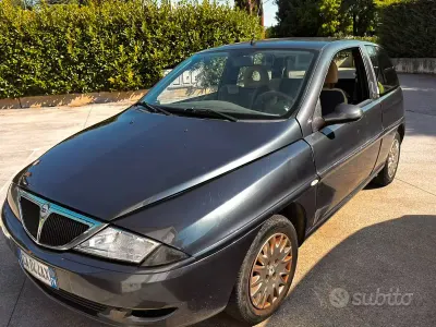 Usata Lancia Ypsilon 60 CV (44 kW) 2002 Bluazzurro Utilitaria