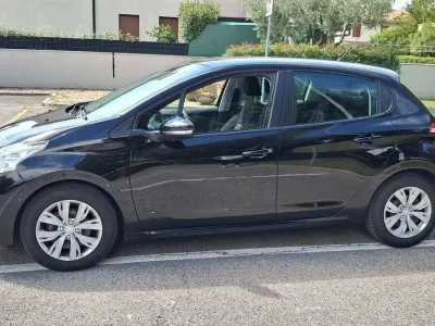 Usata Peugeot 208 Allure 82 CV (60 kW) 2014 Nero Utilitaria