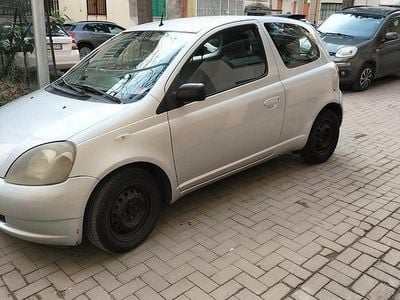 Usata Toyota Yaris 68 CV (50 kW) 2000 Grigio Berlina