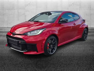 Usata Toyota Yaris 280 CV (205 kW) 2024 Rosso Utilitaria