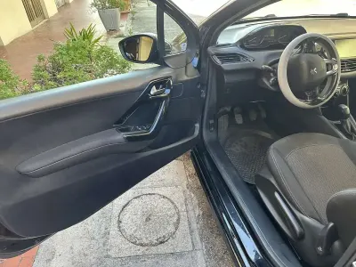 Usata Peugeot 208 75 CV (55 kW) 2018 Utilitaria