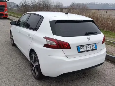 Usata Peugeot 308 99 CV (72 kW) 2015 Bianco Berlina