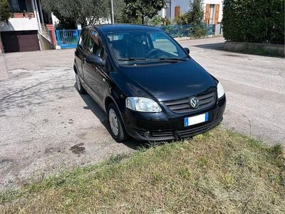 Begagnad VW Fox 54 HK (39 kW) 2008 Svart Halvkombi