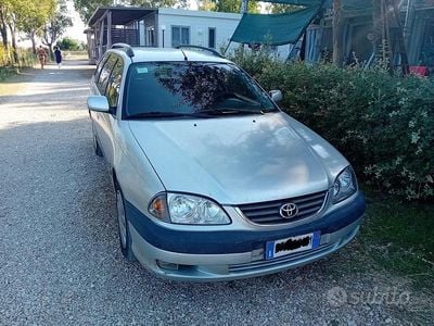 Usata Toyota Avensis 110 CV (80 kW) 2001 Grigio Station wagon
