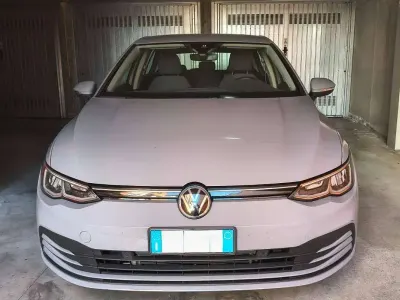 Usata VW Golf VIII Life 131 CV (96 kW) 2021 Grigio Utilitaria