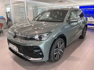 Nuova VW Tiguan R-line Plus 150 CV (110 kW) 2026 Velvet green SUV