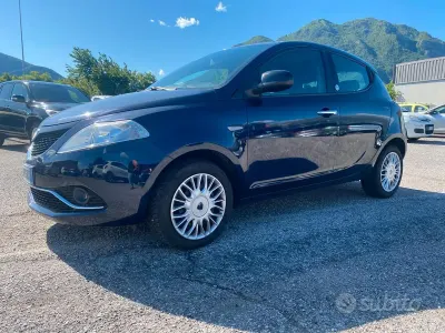 Usata Lancia Ypsilon Gold 69 CV (50 kW) 2017 Blu Utilitaria