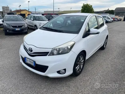 Usata Toyota Yaris Active 90 CV (66 kW) 2014 Bianco Utilitaria