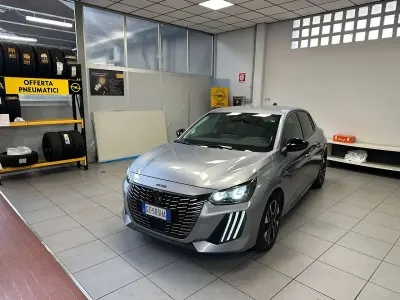 Usata Peugeot 208 Allure 101 CV (74 kW) 2025 Grigio Utilitaria
