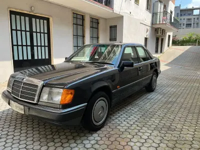 Usata Mercedes 200 122 CV (89 kW) 1989 Nero Berlina
