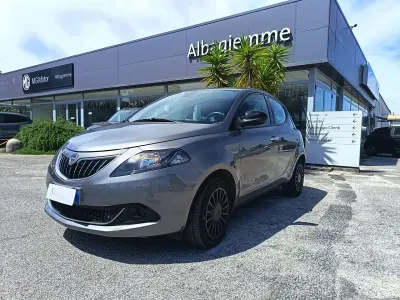 Usata Lancia Ypsilon Silver 69 CV (50 kW) 2021 Grigio chiaro Utilitaria