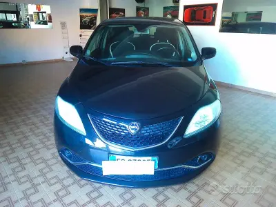 Usata Lancia Ypsilon Gold 69 CV (50 kW) 2016 Bluazzurro Utilitaria