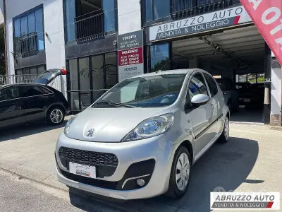 Usata Peugeot 107 Active 67 CV (49 kW) 2013 Grigio Utilitaria