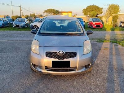 Usata Toyota Yaris 69 CV (50 kW) 2006 Argento Berlina