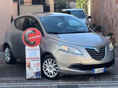 Usado Lancia Ypsilon S 85 CV (62 kW) 2011 Gris Utilitario