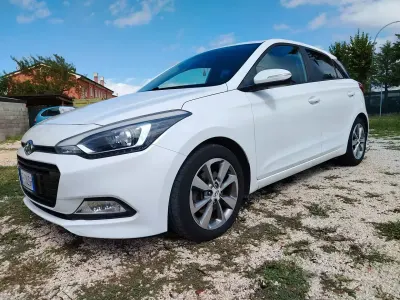 Usata Hyundai i20 GO! 100 CV (73 kW) 2016 Bianco Berlina