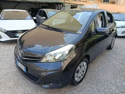 Usata Toyota Yaris Lounge 69 CV (50 kW) 2013 Grigio Utilitaria