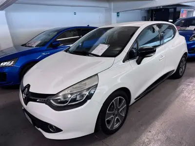 Używany Renault Clio V SE 67 KM (49 kW) 2023 Pomarańczowy Sedan/Limuzyna