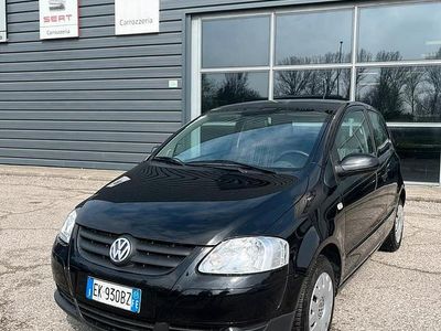 Begagnad VW Fox 55 HK (40 kW) 2011 Svart Halvkombi