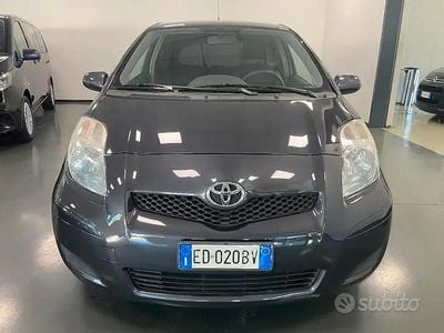 Grigio Usata 2010 Toyota Yaris Berlina | 3990 € (Buon prezzo)