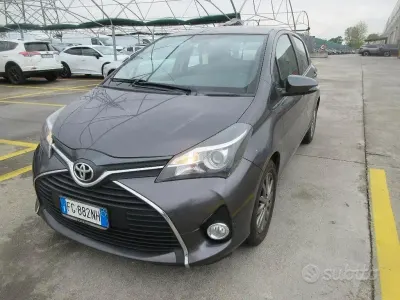 Begagnad Toyota Yaris Lounge 69 HK (50 kW) 2016 Grå Halvkombi
