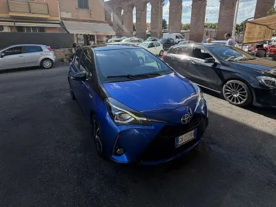 Usata Toyota Yaris Hybrid Lounge 73 CV (53 kW) 2020 Blu/azzurro Berlina