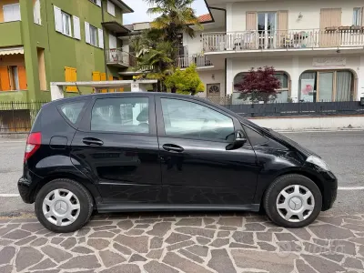 Usata Mercedes A180 Elegance 82 CV (60 kW) 2010 Nero Berlina