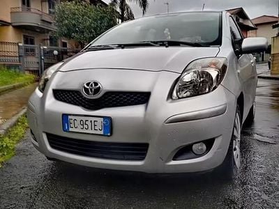 Usata Toyota Yaris Sol 101 CV (74 kW) 2010 Grigio Utilitaria
