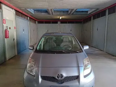Usata Toyota Yaris Sol 101 CV (74 kW) 2010 Blu/azzurro Utilitaria