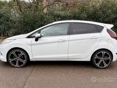 Usata Ford Fiesta Titanium 95 CV (69 kW) 2010 Bianco Utilitaria