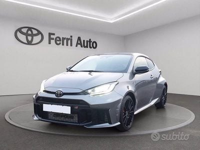 Usata Toyota Yaris 280 CV (205 kW) 2024 Grigio Utilitaria