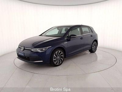 Usata VW Golf VIII Style 131 CV (96 kW) 2022 Blu metallizzato Utilitaria