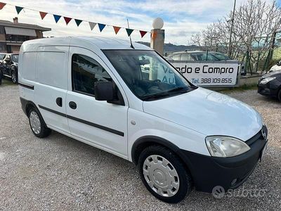 Usata Opel Combo 93 CV (68 kW) 2011 Bianco Furgone
