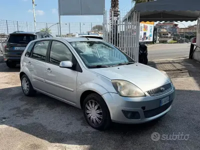 Usata Ford Fiesta Ghia 68 CV (50 kW) 2007 Grigio Utilitaria