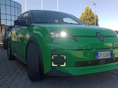Nuova Renault 5 E-Tech Komfort 77 kW (106 CV) 2025 Verde Berlina