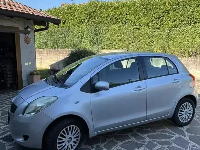 Usata Toyota Yaris 69 CV (50 kW) 2007 Bluazzurro Utilitaria