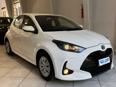 Usata Toyota Yaris Hybrid Active 92 CV (67 kW) 2022 Bianco white pastello Berlina