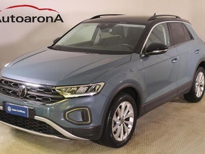 Usata VW T-Roc Life 150 CV (110 kW) 2023 Petroleum blue metallizzato deep black p SUV