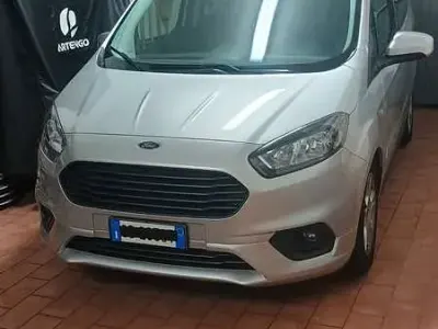 Usata Ford Tourneo Courier 105 CV (77 kW) 2021 Argento Monovolume