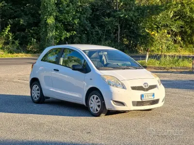 Usata Toyota Yaris Sol 69 CV (50 kW) 2010 Bianco Utilitaria