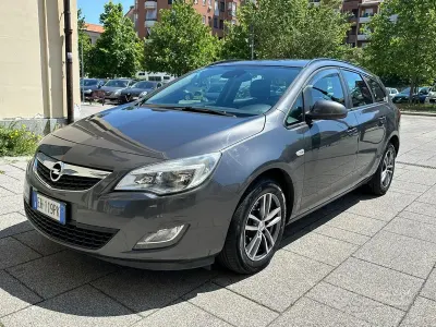 Usata Opel Astra Cosmo 110 CV (80 kW) 2011 Grigio Station wagon