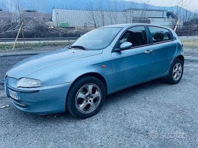 Usata Alfa Romeo 147 115 CV (84 kW) 2002 Blu Utilitaria