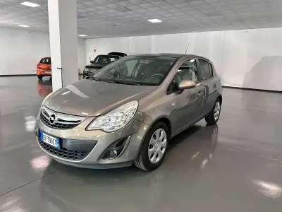 Usata Opel Corsa Edition 86 CV (63 kW) 2013 Oro Utilitaria