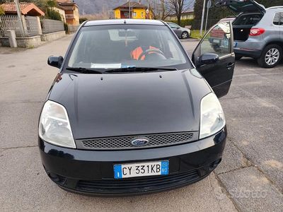 Usata Ford Fiesta 90 CV (66 kW) 2005 Nero Utilitaria